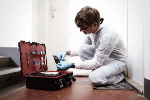 Jouer la police scientifique